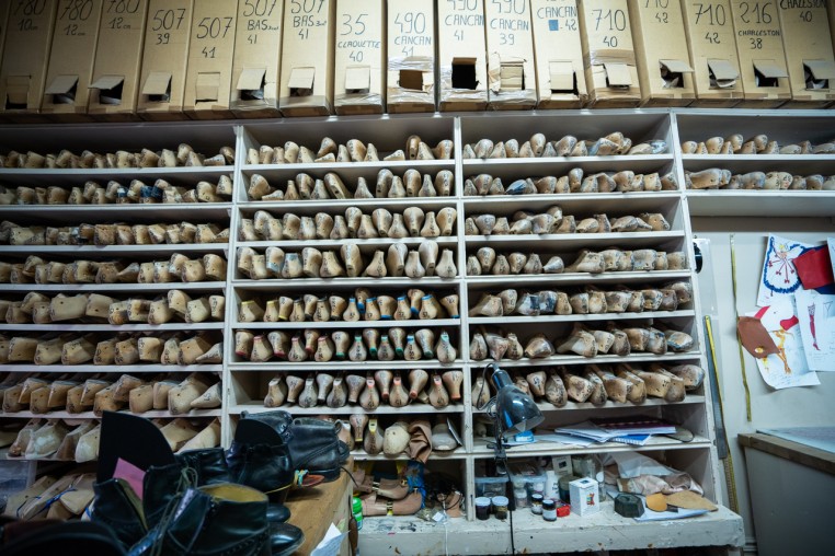 Les formes en bois sont archivées dans l’atelier