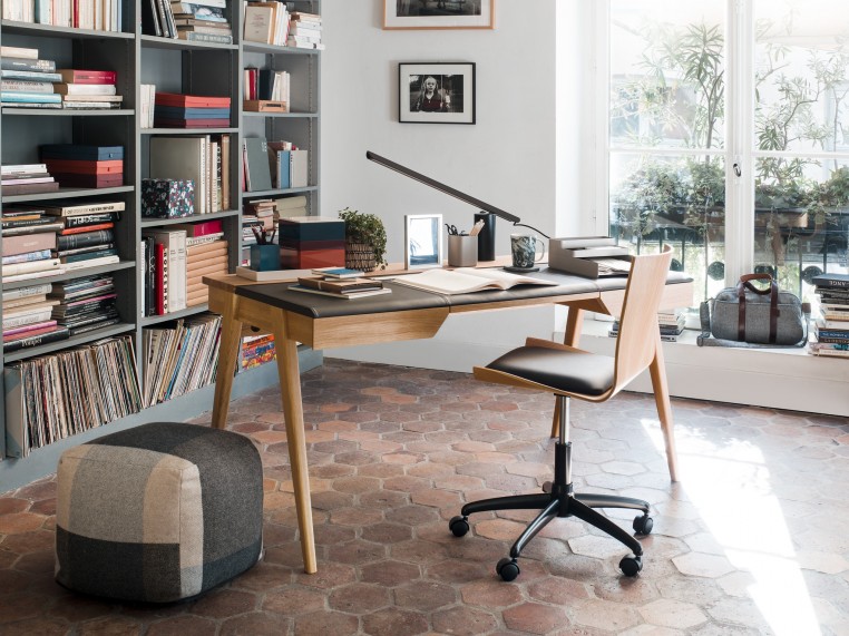 Chez Habitat, le bureau Beckett et la chaise Gandhi conjuguent deux matériaux nobles, le chêne et le cuir. 
