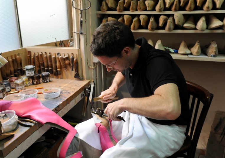 Maison Clairvoy fabrique et répare les chaussures de spectacles. Photo Sandie Bertrand - Moulin Rouge