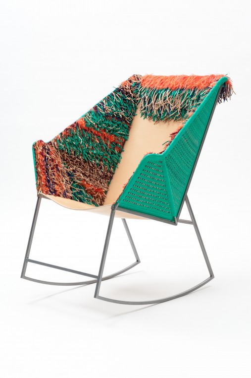Gaÿa combine lanières de cuir et textile sur un fauteuil à bascule (2014)