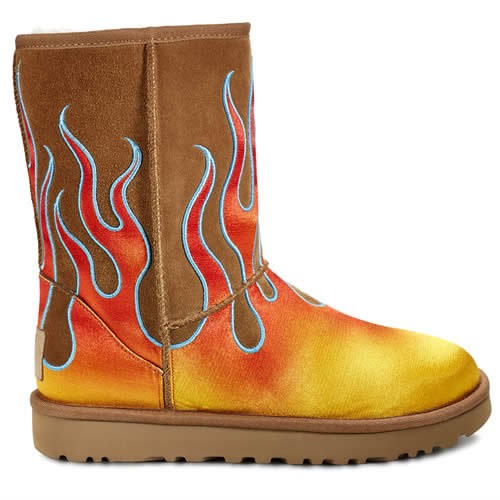 Collaboration Ugg x Jeremy Scott, Collection “Classic Short Flames”.