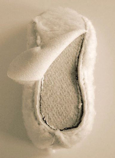 La charentaise, chausson célèbre pour sa chaleur et son confort, est apparue à la fin du 19eme siècle dans le bassin de la Charente-Dordogne-Sud Limousin. 