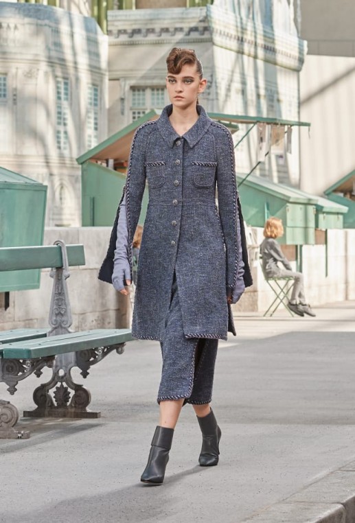 Longues mitaines et bottines en cuir accessoirisent le tailleur en tweed. Chanel Haute Couture Automne Hiver 2018-19