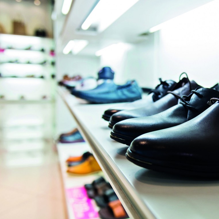 Les détaillants en chaussures jouent un rôle essentiel dans le commerce de centre-ville.