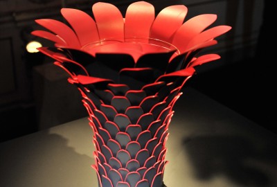 Fernando et Humberto Campana ont réalisé le vase Tropicalist pour Les Petits Nomades de Louis Vuitton. 
